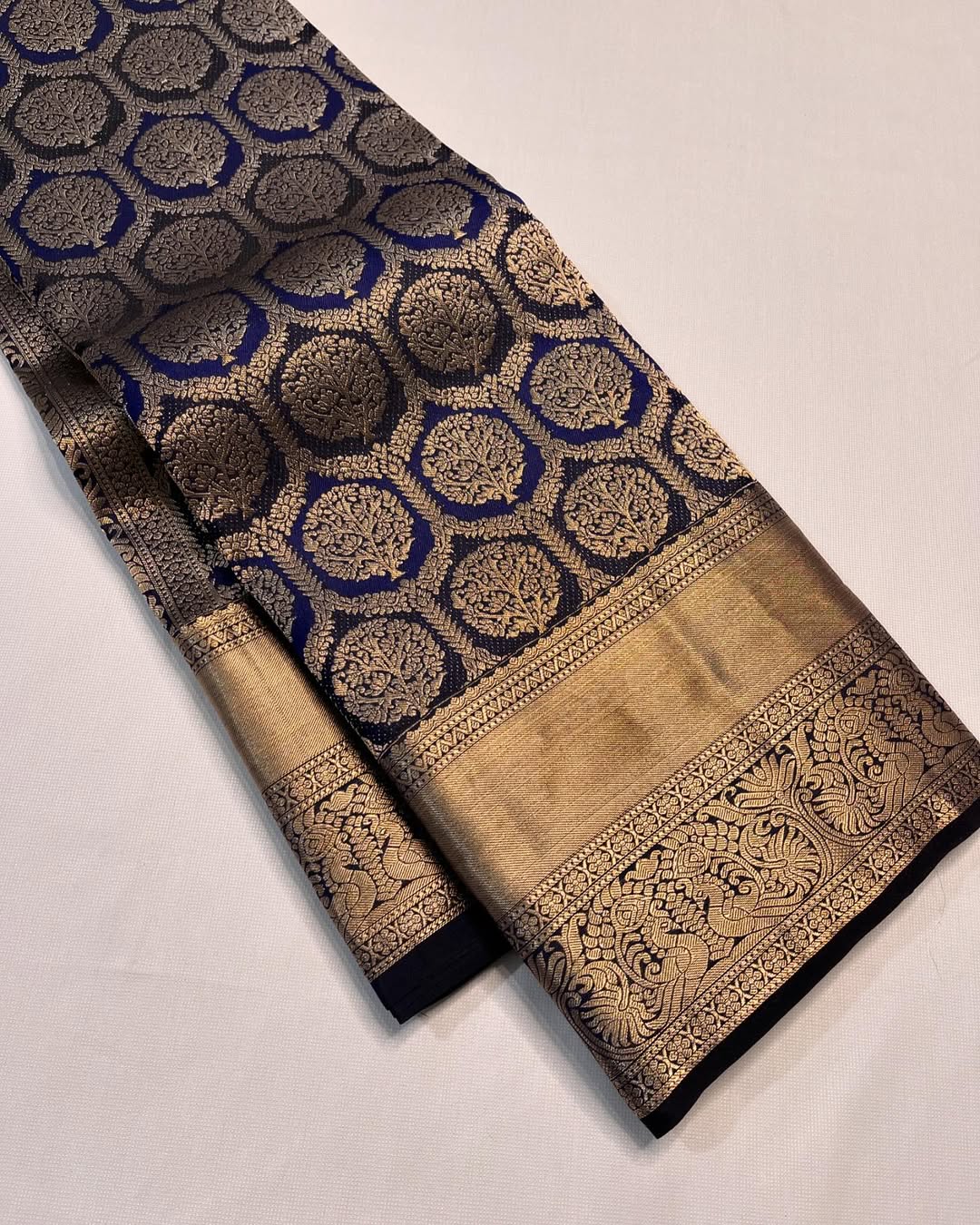 Dissemble Navy Blue Soft Banarasi Silk Saree With Propinquity Blouse Piece