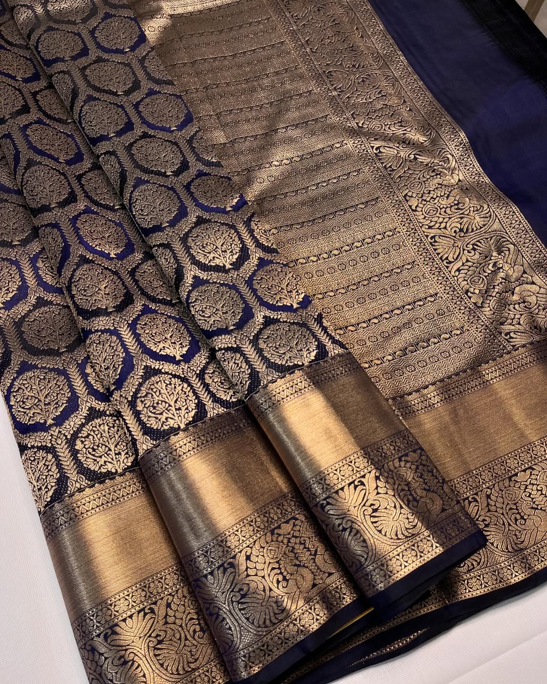 Dissemble Navy Blue Soft Banarasi Silk Saree With Propinquity Blouse Piece