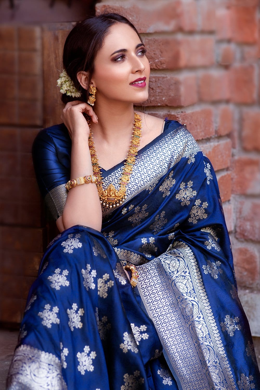 Snazzy Navy Blue Pure Banarasi Silk Saree with Magnetic Blouse Piece